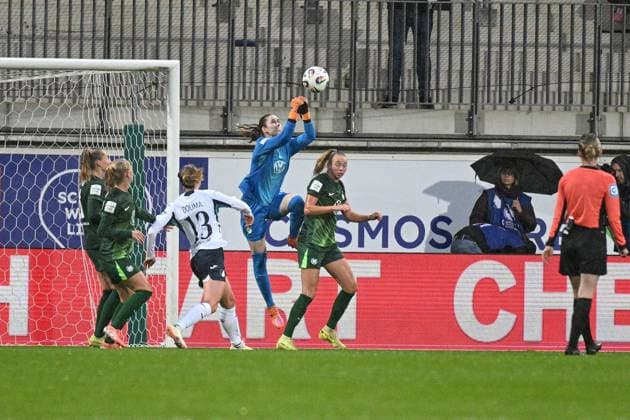 Soccer I Women I Season 2025 2026 I Bundesliga I Matchday 8 I VfL Wolfsburg TSG Hoffenheim I 01 11 2025 Stina Johannes 1, VfL Wolfsburg fists the ball out of danger Wolfsburg AOK Stadium Lower Saxony Germany Copyright: xLobeca InesxHähnelx