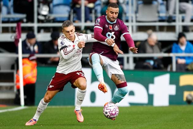 Burnley v Arsenal Premier League Kyle Walker of Burnley and Leandro Trossard of Arsenal during the Premier League match at Turf Moor, Burnley UK Newspapers OUT Copyright: xMaxxTomlinsonx FIL-22434-0043