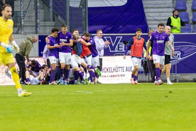 01 11 2025, Soccer, GER, Season, 3 Liga, Season 2025 2026, Matchday 13, FC Erzgebirge Aue SSV Jahn Regensburg Cheering after the 4 3 winning goal for Aue by Erik Weinhauer DFL REGULATIONS PROHIBIT ANY USE OF PHOTOGRAPHS AS IMAGE SEQUENCES AND OR QUASI VIDEO