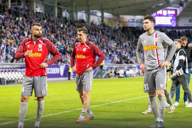 01 11 2025, Football, GER, Season, 3 Liga, Season 2025 2026, Matchday 13, FC Erzgebirge Aue SSV Jahn Regensburg Disappointed Regensburg fans after the match DFL REGULATES PROHIBIT ANY USE OF PHOTOGRAPHS AS IMAGE SEQUENCES AND OR QUASI VIDEO