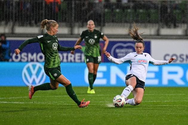 Soccer I Women I Season 2025 2026 I Bundesliga I Matchday 8 I VfL Wolfsburg TSG Hoffenheim I 01 11 2025 Duel Justine Kielland 18, VfL Wolfsburg vs Valesca Ampoorter 18, TSG Hoffenheim Wolfsburg AOK Stadion Niedersachsen Germany Copyright: xLobeca InesxHähnelx