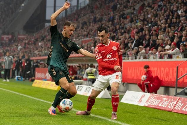 01 11 2025, xhfmx, Soccer 1 Bundesliga, FSV Mainz 05 Werder Bremen v l Senne Lynen SV Werder Bremen in duel with Paul Nebel 1 FSV Mainz 05 DFL DFB REGULATIONS PROHIBIT ANY USE OF PHOTOGRAPHS as IMAGE SEQUENCES and or QUASI VIDEO Mainz