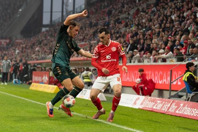01 11 2025, xhfmx, Soccer 1 Bundesliga, FSV Mainz 05 Werder Bremen v l Senne Lynen SV Werder Bremen in duel with Paul Nebel 1 FSV Mainz 05 DFL DFB REGULATIONS PROHIBIT ANY USE OF PHOTOGRAPHS as IMAGE SEQUENCES and or QUASI VIDEO Mainz