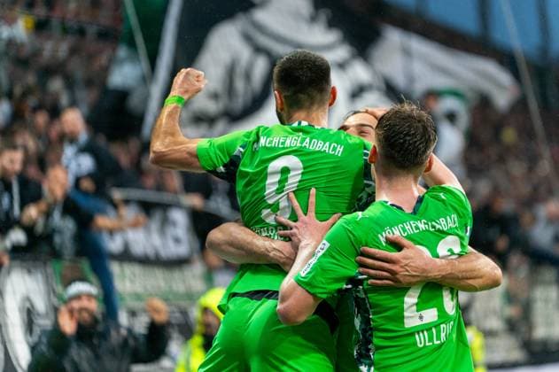 Goal for 0 2 Haris Tabakovic Borussia Moenchengladbach, 15 , cheers with Franck Honorat Borussia Moenchengladbach, 09 and Lukas Ullrich Borussia Moenchengladbach, 26 , GER, FC St Pauli vs Borussia Moenchengladbach, Soccer, Bundesliga, Matchday 9, Season 2025 2026, 01 11 2025 DFL REGULATES PROHIBIT ANY USE OF PHOTOGRAPHS AS IMAGE SEQUENCES AND OR QUASI VIDEO GER, FC St Pauli vs Borussia Moenchengladbach, Football, Bundesliga, Matchday 9, Season 2025 2026, 01 11 2025 Hamburg Copyright: xEibner-Pressefoto MaxxVincenx EP_MVN
