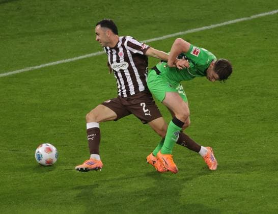 Manolis Saliakas FC St Pauli , Lukas Ullrich Borussia Moenchengladbach Football, 1 BL, Season 2025 2026, Men, FC St Pauli vs Borussia Moenchengladbach, Millerntor Stadion DFL REGULATIONS PROHIBIT ANY USE OF PHOTOGRAPHS AS IMAGE SEQUENCES AND OR QUASI VIDEO