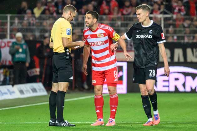 in the picture from l Soeren Storks referee, Rani Khedira 1 FC Union , Matthias Ginter SC Freiburg ,discusses, talks, speaks, decision, GER, Berlin, 1 FC Union Berlin vs SC Freiburg, Bundesliga, Football, DFB, Spielzeit 2025 2026, Alte Foersterei, DFB DFL REGULATIONS PROHIBIT ANY USE OF PHOTOGRAPHS AS IMAGE SEQUENCES AND OR QUASI VIDEO, 01 11 25, Copyright: HMBxMedia UwexKoch