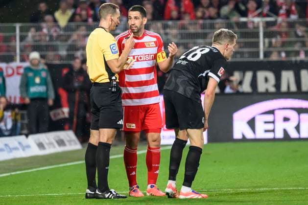 in the picture from l Soeren Storks referee, Rani Khedira 1 FC Union , Matthias Ginter SC Freiburg ,discusses, talks, speaks, decision, GER, Berlin, 1 FC Union Berlin vs SC Freiburg, Bundesliga, Football, DFB, Spielzeit 2025 2026, Alte Foersterei, DFB DFL REGULATIONS PROHIBIT ANY USE OF PHOTOGRAPHS AS IMAGE SEQUENCES AND OR QUASI VIDEO, 01 11 25, Copyright: HMBxMedia UwexKoch