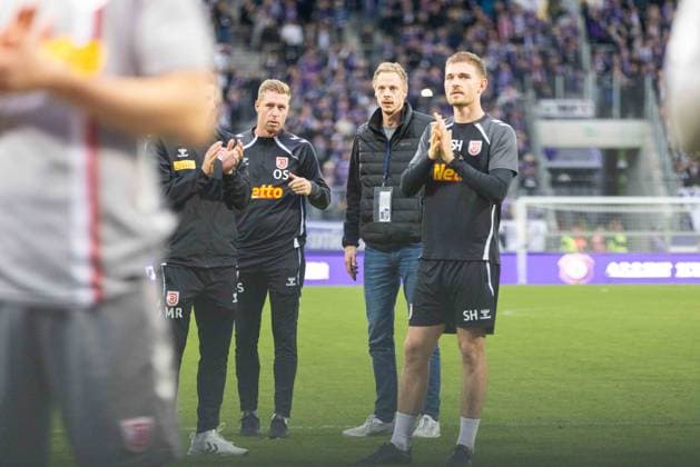 01 11 2025, Football, GER, Season, 3 Liga, Season 2025 2026, Matchday 13, FC Erzgebirge Aue SSV Jahn Regensburg Disappointed Regensburg fans after the match DFL REGULATES PROHIBIT ANY USE OF PHOTOGRAPHS AS IMAGE SEQUENCES AND OR QUASI VIDEO