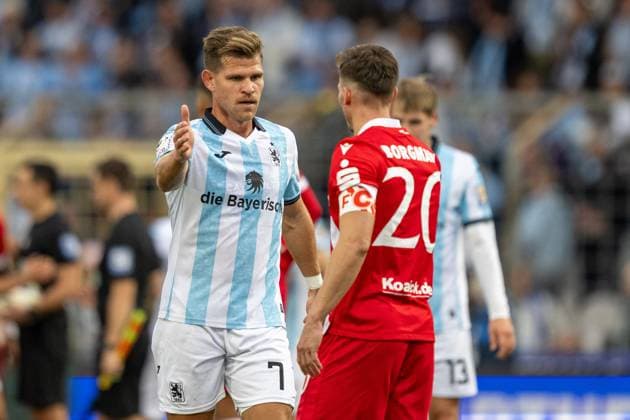 Florian Niederlechner 7 TSV 1860 Muenchen says goodbye to Axel Borgmann 20 FC Energie Cottbus , TSV 1860 Muenchen vs Energie Cottbus, 3 Liga, 13 Spieltag, 01 11 2025 DFB regulations prohibit any use of photographs as image sequences and or quasi video Muenchen Bayern Germany Copyright: xkolbert-press UlrichxGamelx