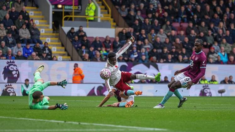 Burnley v Arsenal Premier League 01 11 2025. Burnley goalkeeper Martin Dubravka (1) saves from Arsenal forward Bukayo Saka (7) during the Premier League match between Burnley and Arsenal at Turf Moor, Burnley, England on 1 November 2025. Editorial use only DataCo restrictions apply See www.football-dataco.com , Copyright: xSimonxDaviesx PSI-23137-0040