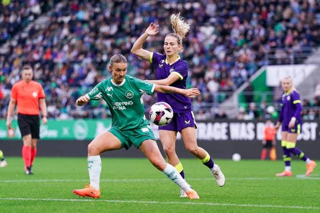 Switzerland AXA Womens Super League 2025 26, FC St Gallen 1879 FC Zurich, kybunpark, St Gallen Larina Baumann 16 St Gallen in a duel against Kim Dubs 24 FC Zurich, right Copyright: xDanielaxPorcellix
