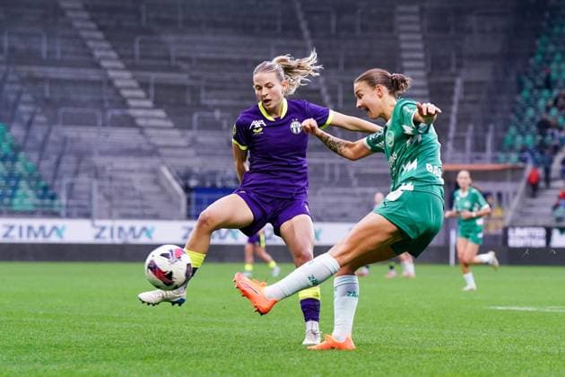 Switzerland AXA Womens Super League 2025 26, FC St Gallen 1879 FC Zurich, kybunpark, St Gallen Larina Baumann 16 St Gallen in a duel against Kim Dubs 24 FC Zurich, left Copyright: xDanielaxPorcellix