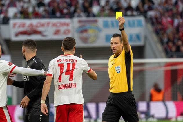 Germany, Football, 1 Bundesliga, Matchday 9, 2025 2026, RB Leipzig VfB Stuttgart on 01 11 in Leipzig Red Bull Arena Sven Jablonski Referee shows Christoph Baumgartner RB Leipzig 14 the yellow card Copyright: xSvenxHeidmannx