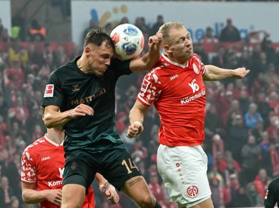 Soccer Bundesliga Season 2025 2026 Mewa Arena Mainz 01 11 2025 1 FSV Mainz 05 mz SV Werder Bremen hb Senne LYNEN SV Werder Bremen , li Andreas HANCHE OLSEN 1 FSV Mainz 05 DFL REGULATIONS PROHIBIT ANY USE OF PHOTOGRAPHS AS IMAGE SEQUENCES AND OR QUASI VIDEO EDITORIAL USE ONLY NATIONAL AND INTERNATIONAL NEWS AGENCIES OUT Soccer Bundesliga 1 FSV Mainz 05