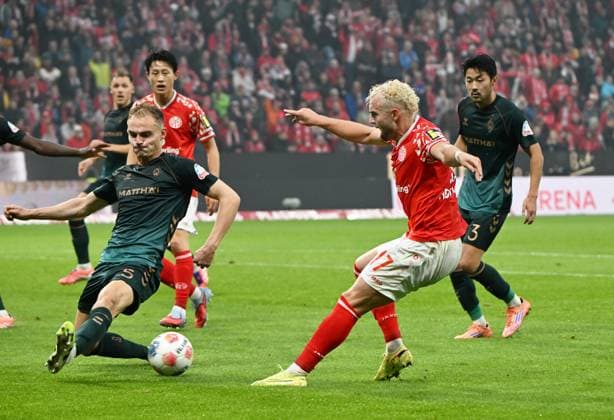 Soccer Bundesliga Season 2025 2026 Mewa Arena Mainz 01 11 2025 1 FSV Mainz 05 mz SV Werder Bremen hb Amos PIEPER SV Werder Bremen , li Benedikt HOLLERBACH 1 FSV Mainz 05 DFL REGULATIONS PROHIBIT ANY USE OF PHOTOGRAPHS AS IMAGE SEQUENCES AND OR QUASI VIDEO EDITORIAL USE ONLY NATIONAL AND INTERNATIONAL NEWS AGENCIES OUT Soccer Bundesliga 1 FSV Mainz 05