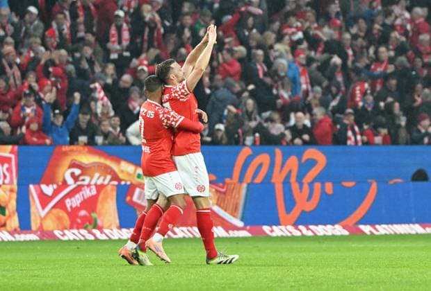 Soccer Bundesliga Season 2025 2026 Mewa Arena Mainz 01 11 2025 1 FSV Mainz 05 mz SV Werder Bremen hb Phillipp MWENE 1 FSV Mainz 05 , left, and scorer Silvan WIDMER 1 FSV Mainz 05 after the 1 0 DFL REGULATIONS PROHIBIT ANY USE OF PHOTOGRAPHS AS IMAGE SEQUENCES AND OR QUASI VIDEO EDITORIAL USE ONLY NATIONAL AND INTERNATIONAL NEWS AGENCIES OUT Soccer Bundesliga 1 FSV Mainz 05
