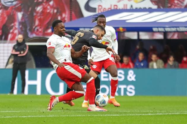 RB Leipzig vs VfB Stuttgart, 01 11 2025 LEIPZIG, GERMANY NOVEMBER 1 Ridle Baku 17, RB Leipzig vs Deniz Undav 26, VfB Stuttgart during the Bundesliga match between RB Leipzig vs VfB Stuttgart at Red Bull Arena on matchday 9 of Bundesliga 1 on November 1, 2025 in Leipzig, Germany DFL REGULATIONS PROHIBIT ANY USE OF PHOTOGRAPHS AS IMAGE SEQUENCES AND OR QUASI VIDEO Copyright: xBEAUTIFULxSPORTS JanxKaeferx