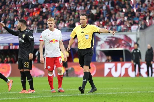 RB Leipzig vs VfB Stuttgart, 01 11 2025 LEIPZIG, GERMANY NOVEMBER 1 Referee Sven Jablonski during the Bundesliga match between RB Leipzig vs VfB Stuttgart at Red Bull Arena on matchday 9 of Bundesliga 1 on November 1, 2025 in Leipzig, Germany DFL REGULATIONS PROHIBIT ANY USE OF PHOTOGRAPHS AS IMAGE SEQUENCES AND OR QUASI VIDEO Copyright: xBEAUTIFULxSPORTS JanxKaeferx