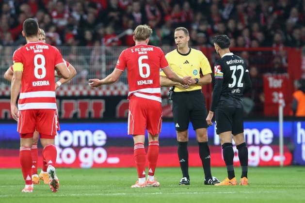 01 11 2025, xtgx, Fußball 1 Bundesliga, 1 FC Union Berlin SC Freiburg emspor, v l Schiedsrichter, Schiri, referee Sören Storks takes goal back from Matthias Ginter SC Freiburg, 28, VAR, Videobeweis DFL DFB REGULATIONS PROHIBIT ANY USE OF PHOTOGRAPHS as IMAGE SEQUENCES and or QUASI VIDEO Berlin