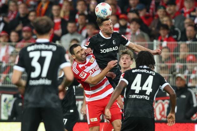 01 11 2025, xtgx, Soccer 1 Bundesliga, 1 FC Union Berlin SC Freiburg emspor, v l Lucas Hoeler Höler, SC Freiburg, 9 right Rani Khedira Union Berlin, 8 with fist in face duel, fight, tackle DFL DFB REGULATIONS PROHIBIT ANY USE OF PHOTOGRAPHS as IMAGE SEQUENCES and or QUASI VIDEO Berlin