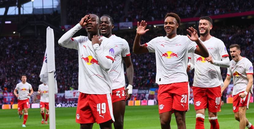 RB Leipzig Stuttgart Bundesliga Leipzig, 01 11 2025, Red Bull Arena, Soccer, Bundesliga, Matchday 9 , RB Leipzig vs VfB Stuttgart , Goal for Leipzig to 1 0 In the picture from l Goalscorer Yan Diomande 49, RB Leipzig , Castello Lukeba 23, RB Leipzig , Assan Ouedraogo 20, RB Leipzig , Romulo 40, RB Leipzig and Christoph Baumgartner 14, RB Leipzig , Goal celebration , Picture Point