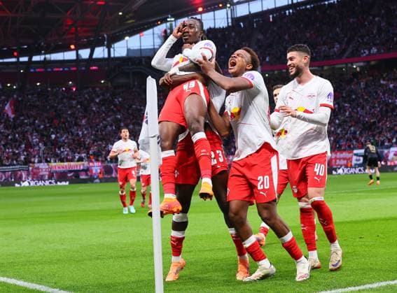RB Leipzig Stuttgart Bundesliga Leipzig, 01 11 2025, Red Bull Arena, Soccer, Bundesliga, Matchday 9 , RB Leipzig vs VfB Stuttgart , Goal for Leipzig to 1 0 In the picture goal celebration around goal scorer Yan Diomande 49, RB Leipzig , V l Yan Diomande 49, RB Leipzig , Castello Lukeba hidden, 23, RB Leipzig , Assan Ouedraogo 20, RB Leipzig and Romulo 40, RB Leipzig , Picture Point