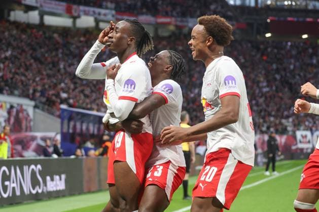01 11 2025, xgox, Fussball 1 Bundesliga, RB Leipzig VfB Stuttgart emspor, v l jubilation after the 1 0 through an own goal by Jeff Chabot Stuttgart, 24 , so Yan Diomande Leipzig, 49 was involved DFL DFB REGULATIONS PROHIBIT ANY USE OF PHOTOGRAPHS as IMAGE SEQUENCES and or QUASI VIDEO Leipzig
