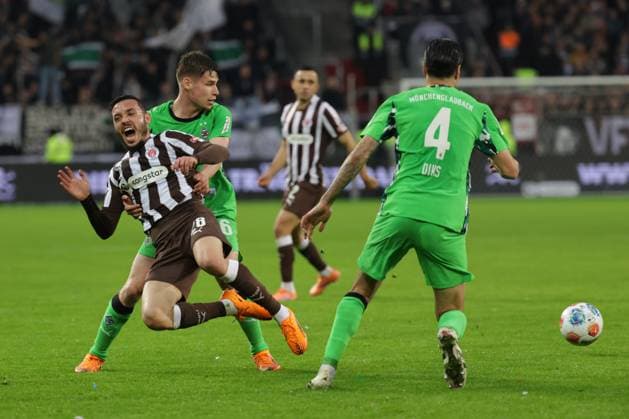 GER, Hamburg, Football, DFL, FC St Pauli vs Borussia Moenchengladbach , im Millerntor Stadion , 01 11 2025 , v l Lukas Ullrich Borussia Moenchengladbach ,26 Mathias Pereira Lage FC St Pauli ,28 , Kevin Diks Borussia Moenchengladbach ,4 DFL regulations prohibit any use of photographs as image sequences and or quasi video Copyright: HMBxMedia FernandoxSoares