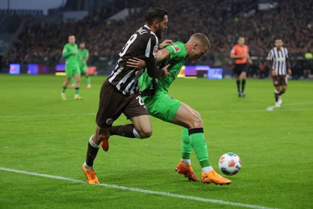 GER, Hamburg, Football, DFL, FC St Pauli vs Borussia Moenchengladbach , im Millerntor Stadion , 01 11 2025 , v l Mathias Pereira Lage FC St Pauli ,28 ,Nico Elvedi Borussia Moenchengladbach ,30 DFL regulations prohibit any use of photographs as image sequences and or quasi video Copyright: HMBxMedia FernandoxSoares