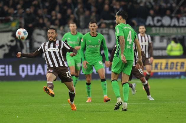 GER, Hamburg, Football, DFL, FC St Pauli vs Borussia Moenchengladbach , im Millerntor Stadion , 01 11 2025 , v l Mathias Pereira Lage FC St Pauli ,28 , Kevin Diks Borussia Moenchengladbach ,4 DFL regulations prohibit any use of photographs as image sequences and or quasi video Copyright: HMBxMedia FernandoxSoares