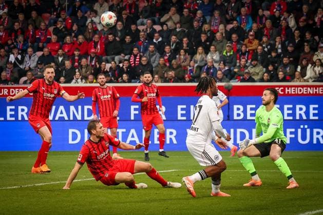 Elye Wahi 17 Eintracht Frankfurt misses a chance, with Patrick Mainka 6 1FC Heidenheim 1846 , Tim Siersleben 4 1FC Heidenheim 1846 and Diant Ramaj 41 1FC Heidenheim 1846 , 1 FC Heidenheim 1846 vs Eintracht Frankfurt, Football, Men, DFL, Bundesliga, Season 2025 2026, Voith Arena, Matchday 9, 01 11 2025 Heidenheim Baden Wuerttemberg Germany Copyright: xkolbert-press MartinxAgüerax