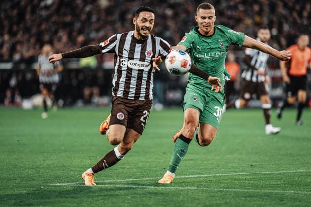 Soccer Men Season 2025 2026 Soccer Bundesliga 09 Matchday FC St Pauli vs Borussia Mönchengladbach 01 11 2025 v l Mathias Pereira Lage 28, FC St Pauli vs Nico Elvedi 30, Borussia Mönchengladbach Hamburg Millerntor Stadion Hamburg Germany