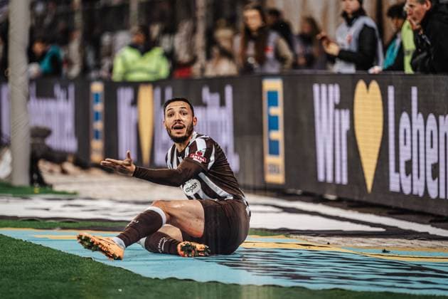 Soccer Men Season 2025 2026 Soccer Bundesliga 09 Matchday FC St Pauli vs Borussia Mönchengladbach 01 11 2025 Mathias Pereira Position 28, FC St Pauli complains Hamburg Millerntor Stadion Hamburg Germany