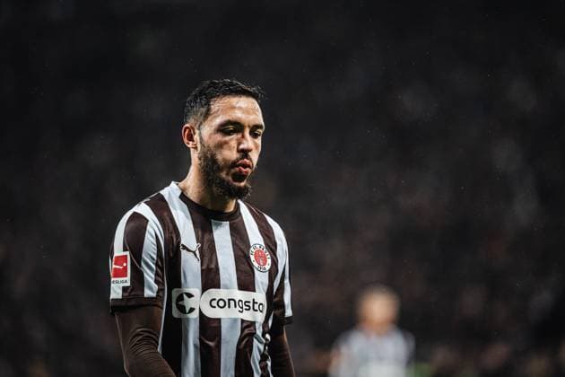 Soccer Men Season 2025 2026 Soccer Bundesliga 09 Matchday FC St Pauli vs Borussia Mönchengladbach 01 11 2025 Mathias Pereira Position 28, FC St Pauli takes a deep breath Hamburg Millerntor Stadion Hamburg Germany