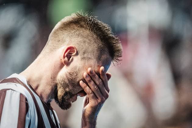 Soccer Men Season 2025 2026 Soccer Bundesliga 09 Matchday FC St Pauli vs Borussia Mönchengladbach 01 11 2025 Hauke Wahl 5, FC St Pauli fists himself in the face Hamburg Millerntor Stadion Hamburg Germany