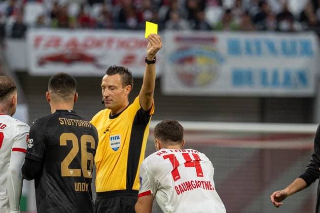 Germany, Football, 1 Bundesliga, Matchday 9, 2025 2026, RB Leipzig VfB Stuttgart on 01 11 in Leipzig Red Bull Arena Sven Jablonski Referee shows Christoph Baumgartner RB Leipzig 14 the yellow card Copyright: xSvenxHeidmannx