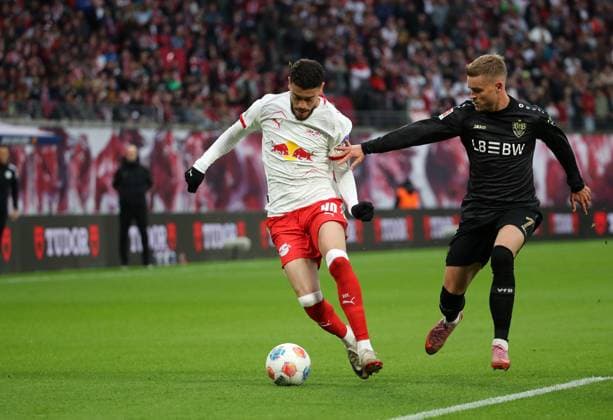 GER, 1 Bundesliga, RB Leipzig VfB Stuttgart 01 11 2025, Leipzig, Red Bull Arena, GER, Saison 2025 2026, 1 Bundesliga, 09 Spieltag, RasenBallsport Leipzig vs VfB Stuttgart im Bild Romulo Leipzig vs Maximilian Mittelstaedt Stuttgart DFL regulations prohibit any use of photographs as image sequences and or quasi video