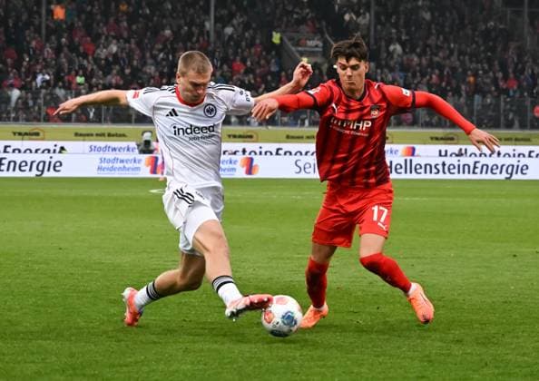 01 11 2025, xsltx, Football 1 Bundesliga, 1 FC Heidenheim Eintracht Frankfurt v l Rasmus Kristensen Eintracht Frankfurt , Mathias Honsak 1 FC Heidenheim 1846 DFL DFB REGULATIONS PROHIBIT ANY USE OF PHOTOGRAPHS as IMAGE SEQUENCES and or QUASI VIDEO