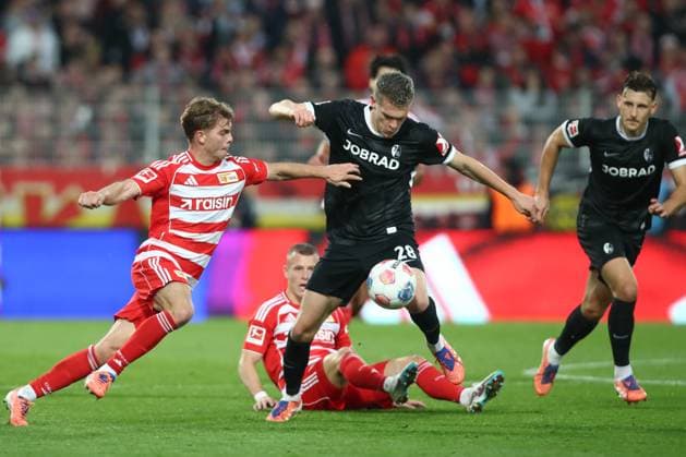 01 11 2025, xtgx, Football 1 Bundesliga, 1 FC Union Berlin SC Freiburg emspor, v l Andras Schaefer Schäfer, Union Berlin, 13 , Matthias Ginter SC Freiburg, 28 duel, duel, fight, tackle DFL DFB REGULATIONS PROHIBIT ANY USE OF PHOTOGRAPHS as IMAGE SEQUENCES and or QUASI VIDEO Berlin