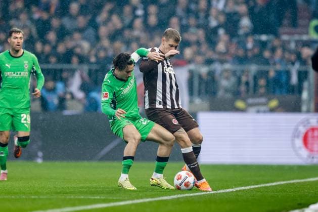 Hamburg, 1 November 2025 Football, 1 Bundesliga 2025 26, FC St Pauli Borussia MoÌˆnchengladbach Rocco Reitz Borussia MoÌˆnchengladbach, 27 , Eric Smith FC St Pauli, 8 DFL REGULATIONS PROHIBIT ANY USE OF PHOTOGRAPHS AS IMAGE SEQUENCES AND OR QUASI VIDEO