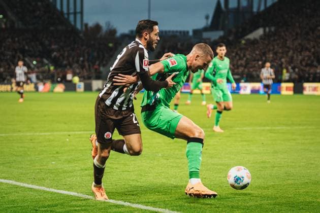 1 Bundesliga FC St Pauli Borussia Mönchengladbach, 01 11 25 Mathias Pereira situation FC St Pauli, 28 in duel with Nico Elvedi Borussia Mönchengladbach, 30 Football, 1 Bundesliga 2025 2026, 9 Matchday FC St Pauli Borussia Mönchengladbach on 01 11 2025 at Millerntor Stadion, Hamburg DFB DFL REGULATIONS PROHIBIT ANY USE OF PHOTOGRAPHS AS IMAGE SEQUENCES AND OR QUASI VIDEO Copyright: xBEAUTIFULxSPORTS Tonhäuserx