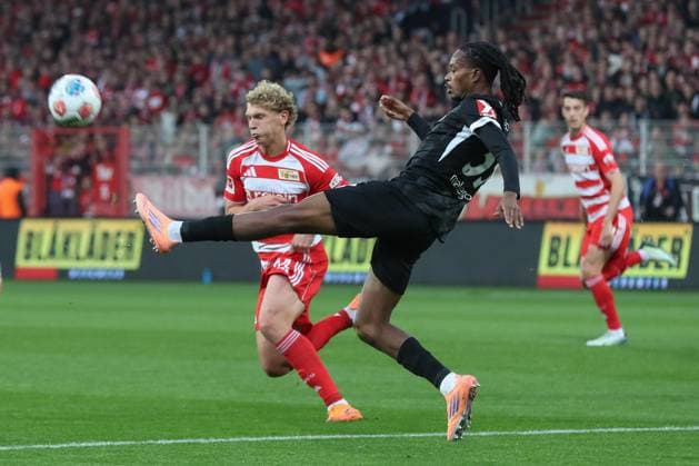 01 11 2025, xtgx, Football 1 Bundesliga, 1 FC Union Berlin SC Freiburg emspor, v l Leopold Querfeld Union Berlin, 14 , Jordy Makengo SC Freiburg, 33 duel, duel, fight, tackle DFL DFB REGULATIONS PROHIBIT ANY USE OF PHOTOGRAPHS as IMAGE SEQUENCES and or QUASI VIDEO Berlin