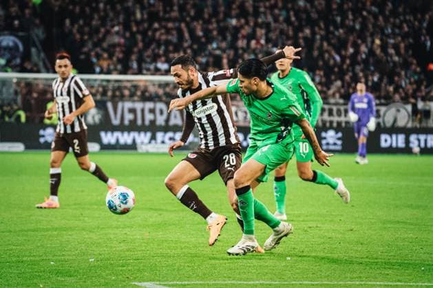 1 Bundesliga FC St Pauli Borussia Mönchengladbach, 01 11 25 Mathias Pereira Lage FC St Pauli, 28 in duel with Kevin Diks Borussia Mönchengladbach, 4 1 Bundesliga 2025 2026, 9 Matchday FC St Pauli Borussia Mönchengladbach on 01 11 2025 at Millerntor Stadion, Hamburg DFB DFL REGULATIONS PROHIBIT ANY USE OF PHOTOGRAPHS AS IMAGE SEQUENCES AND OR QUASI VIDEO Copyright: xBEAUTIFULxSPORTS Tonhäuserx