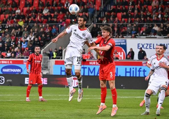 01 11 2025, xsltx, Football 1 Bundesliga, 1 FC Heidenheim Eintracht Frankfurt v l Ellyes Skhiri Eintracht Frankfurt , Jan Schöppner 1 FC Heidenheim 1846 DFL DFB REGULATIONS PROHIBIT ANY USE OF PHOTOGRAPHS as IMAGE SEQUENCES and or QUASI VIDEO