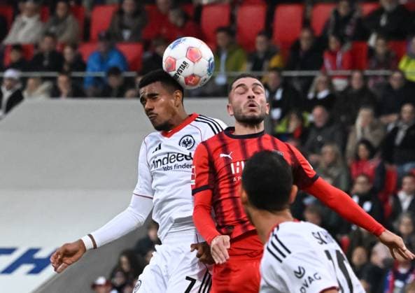 01 11 2025, xsltx, Soccer 1 Bundesliga, 1 FC Heidenheim Eintracht Frankfurt v l Ansgar Knauff Eintracht Frankfurt and Arijon Ibrahimovic 1 FC Heidenheim 1846 DFL DFB REGULATIONS PROHIBIT ANY USE OF PHOTOGRAPHS as IMAGE SEQUENCES and or QUASI VIDEO