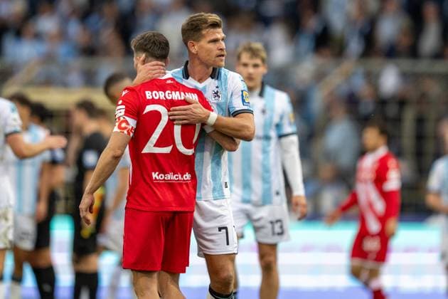 Florian Niederlechner 7 TSV 1860 Muenchen says goodbye to Axel Borgmann 20 FC Energie Cottbus , TSV 1860 Muenchen vs Energie Cottbus, 3 Liga, 13 Spieltag, 01 11 2025 DFB regulations prohibit any use of photographs as image sequences and or quasi video Muenchen Bayern Germany Copyright: xkolbert-press UlrichxGamelx