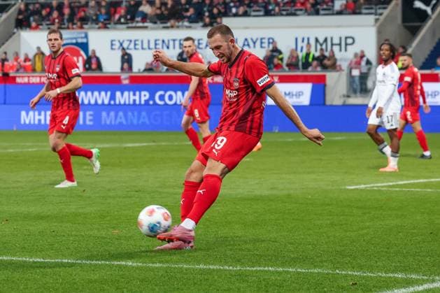 Jonas Foehrenbach 19 1FC Heidenheim 1846 in action, 1 FC Heidenheim 1846 vs Eintracht Frankfurt, Football, Men, DFL, Bundesliga, Season 2025 2026, Voith Arena, Matchday 9, 01 11 2025 Heidenheim Baden Wuerttemberg Germany Copyright: xkolbert-press MartinxAgüerax