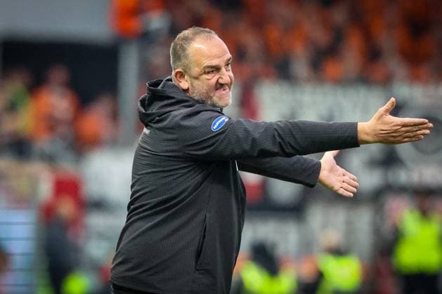 Head coach Frank Schmidt 1FC Heidenheim 1846 gesticulates energetically, gives instructions, 1 FC Heidenheim 1846 vs Eintracht Frankfurt, Football, Men, DFL, Bundesliga, Season 2025 2026, Voith Arena, Matchday 9, 01 11 2025 Heidenheim Baden Wuerttemberg Germany Copyright: xkolbert-press MartinxAgüerax