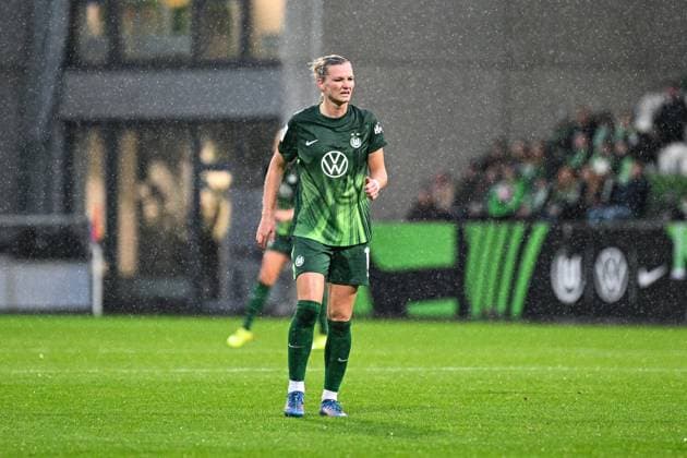 Soccer I Women I Season 2025 2026 I Bundesliga I 8 Matchday I VfL Wolfsburg TSG Hoffenheim I 01 11 2025 Alexandra Popp 11, VfL Wolfsburg has problems with her calf Crop, close-up, portrait, portrait, single photo, single image, body Wolfsburg AOK Stadium Lower Saxony Germany Copyright: xLobeca InesxHähnelx