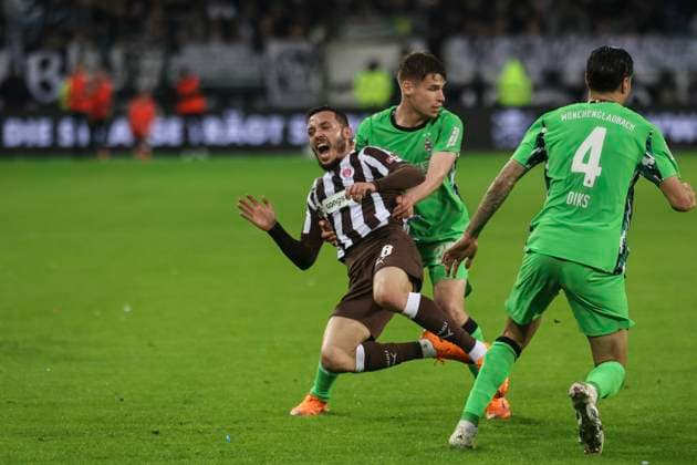 Soccer 1 Bundesliga, FC St Pauli Borussia Mönchengladbach, Hamburg, 01 11 2025 Mathias Pereira Lage Pauli, M Kevin Diks Gladbach